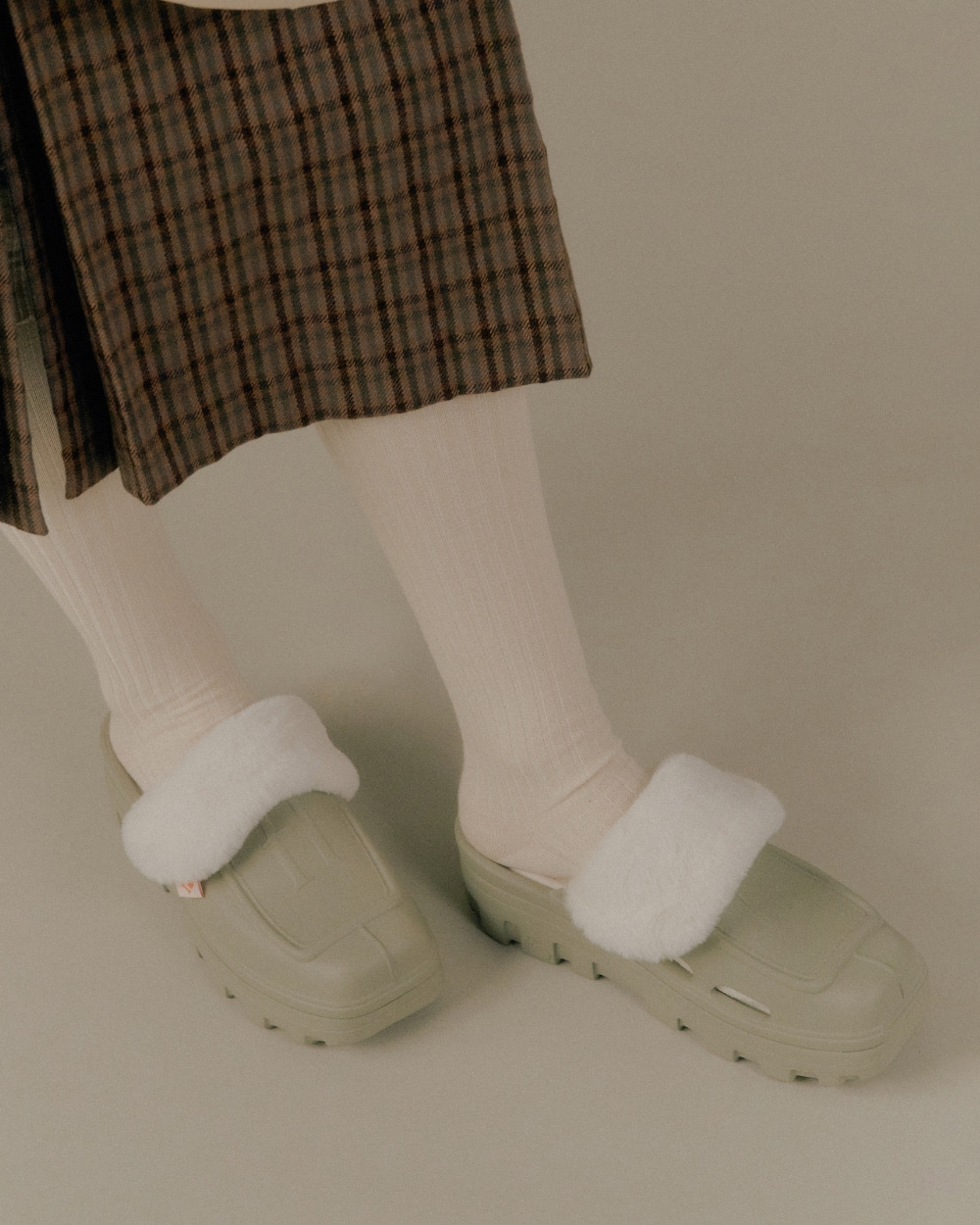 [무료반품 l 10% 할인] [SET] Nube fur socks &amp; Nube mule_Light Khaki
